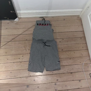 Supply & Demand Tracksuit - Säljer min Supply & Demand Tracksuit då jag inte använder den mer. Utmärkt skick. Inte något sönder inga fläckar heller. Köpt för 1500.