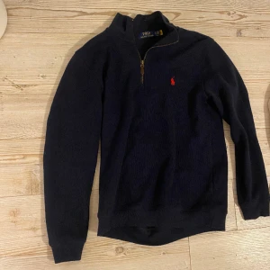 Ralph Lauren half zip - Säljer för att den knappt använda, nästan helt nyskick/ Mvh Gustav   Nypris över 1000