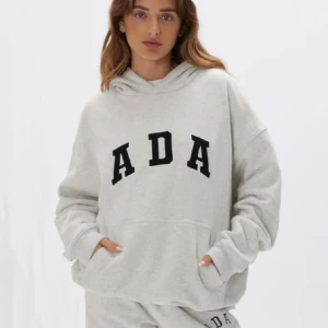 Adanola hoodie - Säljer min inprincip oanvända ADANOLA hoodie🤍