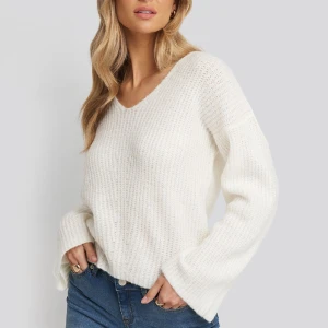 Stickad tröja NA-KD  - En fin stickad tröja från NA-KD💞Den är i bra skick förutom att de är ett mindre hål på framsidan av tröjan som inte syns när man har på sig den! 