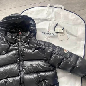Moncler maya - Säljer min moncler maya som jag endast använt 3 gånger jag kööte fel storlek därav blir den såld, den är i sin prime just nu alltså nyskick så inga fel med den what so ever, hör av er vid intresse, storlek S