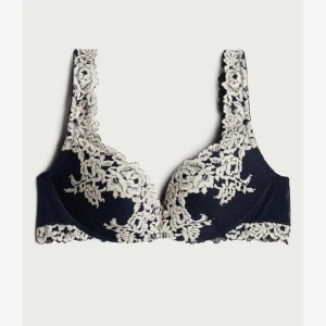 Intimissimi Bh ”GIOIA PRETTY FLOWERS” marinblå🤍 - Jättefin intimissimi push up Bh. Köptes för 629, är använd några gånger men fortfarande i bra skick. Storlek 80B. Skriv privat för fler bilder🤍 