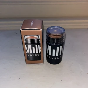 Milk contour stick - Säljer mitt helt nya contour stick från milk i färgen toasted då den va lite för kall för min underton. Endast testad 2 gånger. Ny pris 279kr Kan tänka mig att sänka pris vid snabb affär