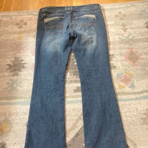 Lågmidjade jeans - Säljer dessa lågnmidjade bootcut jeansen då de inte passar mig💕 i fint skick💕