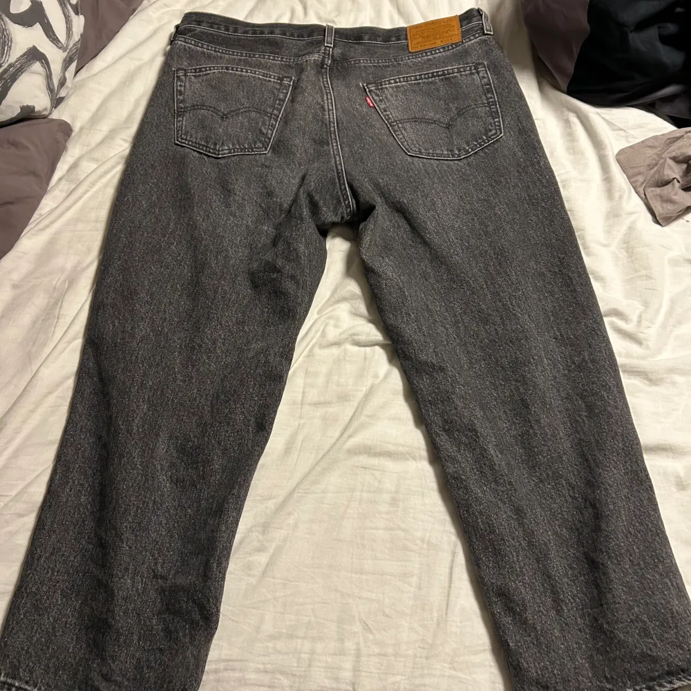 Säljer dessa Levis stay loose pga att de inte passar längre. Köptes på deras hemsida för 1200kr. Fint skick, inga tecken på att de är använda. Hör av dig vid intresse eller fler frågor😊. Jeans & Byxor.