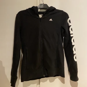 Adidas tröja - Hej! Säljer denna Adidasbyxor tröjan/sweatshirt eftersom den aldrig kommer till användning! Den är i bra skick och märkena har inte lossnat någon stans. 