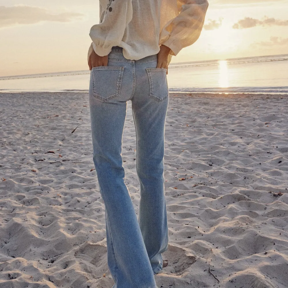 Helt oanvända Zara jeans med flare💕. Jeans & Byxor.