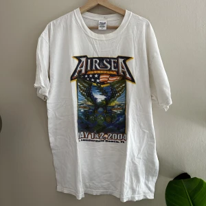 Graphic tee - En graphic tee som min mamma köpte när hon var i Florida 2004. Vill att den hamnar hos någon som älskar graphic tee’s och vintage kläder