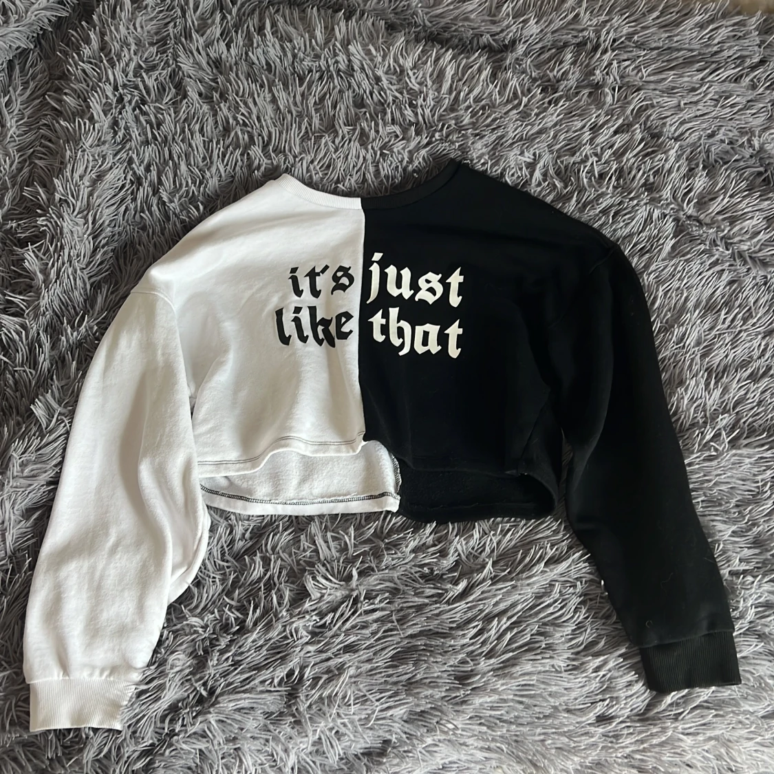 Svartvit croppad sweatshirt från FB Sister