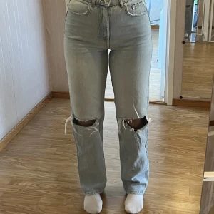 Jeans  - Ljusblåa jeans med hål, från Gina tricot 