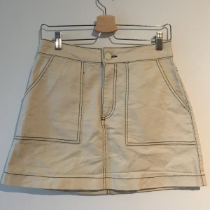 Kjol - Perfect condition. Vit med svarta sömmar.