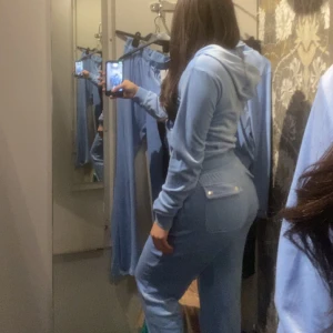 Nytt juicy set  - Jag säljer mitt juicy set som jag använt ca 3 ggr då jag inte tog kvitto när jag köpte den så kan inte lämna tillbaka. Jag köpte både byxan och tröjan för 2000 men jag säljer de båda för 1800 då byxan har en väldigt liten defekt vid vänster ficka. 