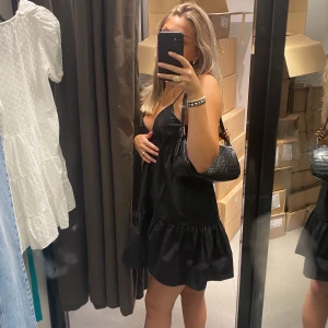 Zara klänning  - Kort trendig klänning från zara❤️‍🔥