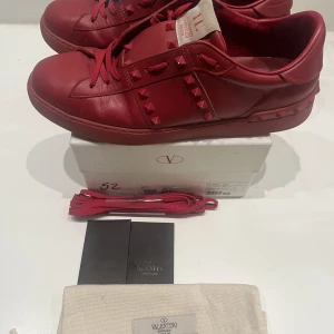 Valentino skor - Coola röda valentino garavani skor.  Kartong, nya skosnören, dustbag m.m meddöljer! Enda defekten är lite färg som lossnat på vissa nitar annars bra skick! 