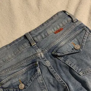 Jag säljer dessa supersnygga och slutsålda jeans som är lågmidjade och utsvängda. Skriv om ni har frågor!💕