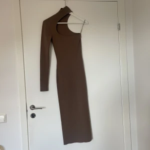 Brun långklänning  - Brun långklänning från zara, one shoulder