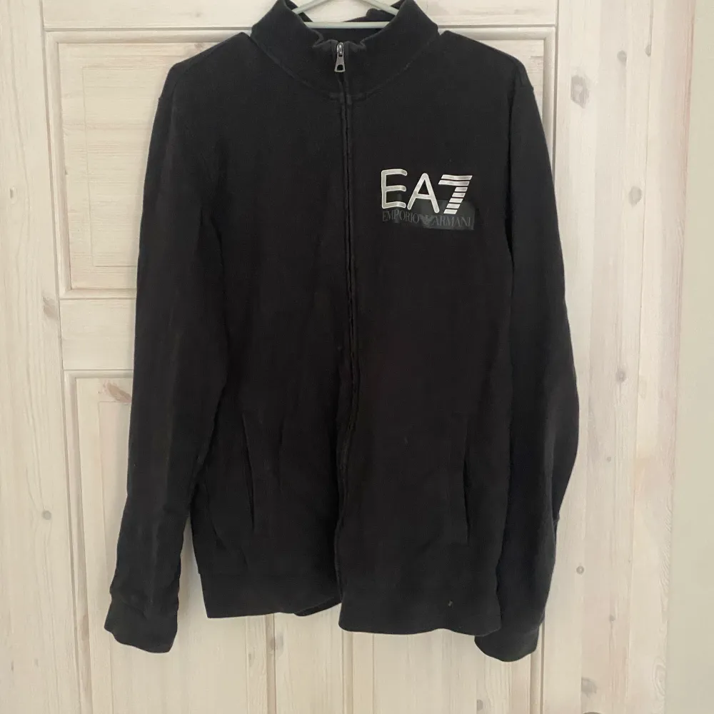 Ea7 zip up funkar jättebra. Säljer för att jag har ändrat stil. Hoodies.