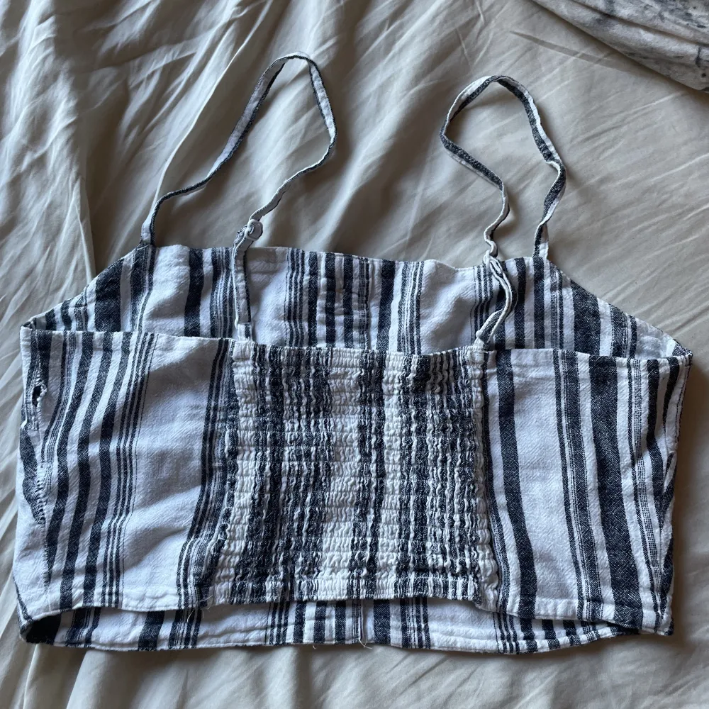 Säljer ett jätte fint linne från Gina tricot, passar till allt och är perfekt nu till sommaren ☺️. Toppar.