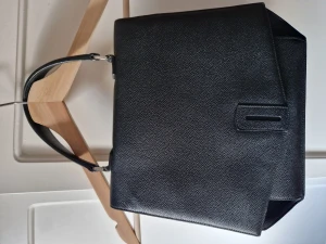 Byredo väska  - Min dyraste ägodel by far, Byredo first collection bag. En rem saknas, så den kan enbart användas som handväska och ej på axeln. Superbra pris! 