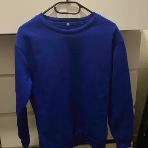 Vanlig blå hoodie använd men inte så att det märks, TRYCK INTE PÅ KÖP NU!❤️