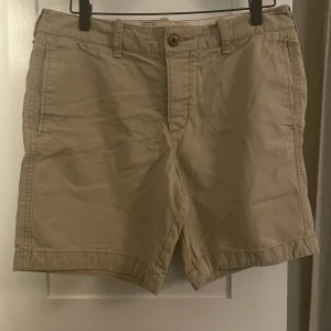 Beige chinos shorts - Hollister beiga shorts i väldigt skön bomulls material. Storlek M (32)