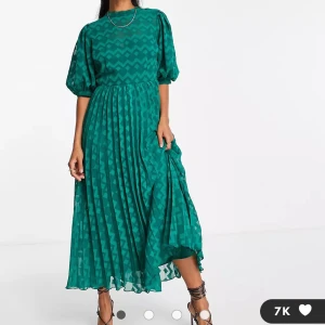 Oanvända klänningar i xs och s från ASOS - Missade returen för dessa urfina klänningar som tyvärr inte passade mig. Originalpris 799.