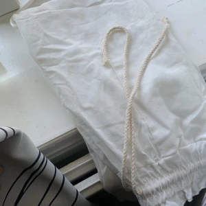 Linnebyxor - Fina roxy liknande linnebyxor från nymock! inte använda då jag fick hem fel storlek💗Storlek xs men passar även s! Sista bilden e lånad 300+frakt (66kr)