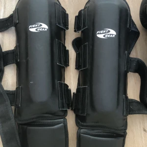 Thaiboxnings set  - Hanskarna storlek 10 Oz  Benskydden storlek medium 