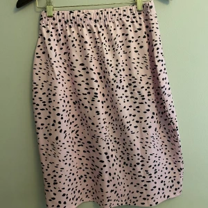 Rosa kjol - Rosa kjol med svarta prickar i stretchigt material. 