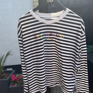 Levis långärmad tröja - Randig långärmad tröja från Levis, använd fåtal gånger