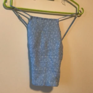 Somrig tröja/linne - Så fin tröja, perfekta färg och material. Tröjans straps korsar sig vid ryggen, blir jättesnyggt!