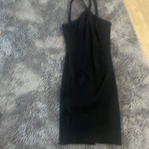 Säljer denna svarta klänning ifrån lager 157,då den inte används längre💖