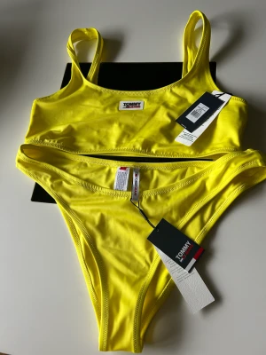 Tommy Hilfiger bikini - Tommy hilfiger bikini, topp storlek L trosor storlek XL ALDRIG ANVÄNDA!!   Bikinitopp från Nelly storlek 75c, ALDRIG ANVÄND  Nelly 20 kr Tommy 100kr 