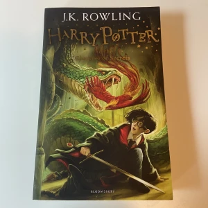 Harry Potter and the chamber of secrets  - Oläst bok. Haft den ett tag men bara stått på hyllan. Pocketbok på engelska. 