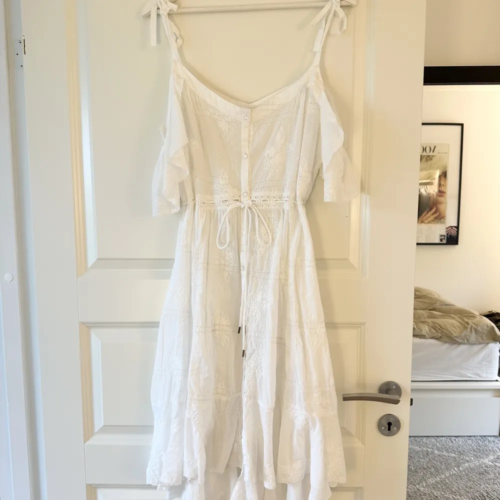 Superfin vit somrig klänning från Odd Molly. Nypris 3800kr säljs för 1500💘. Klänningar.