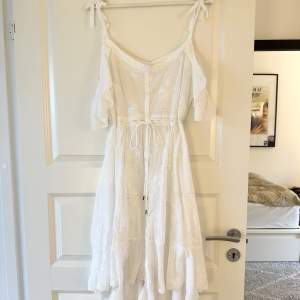 Superfin vit somrig klänning från Odd Molly. Nypris 3800kr säljs för 1500💘