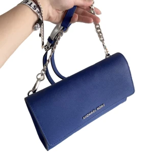 Michael Kors kuvertväska - Helt oanvänd, äkta Michael Kors väska med alla lappar kvar! Kommer med en ”plånbok” man kan fästa i och ta ut ur väskan. Nypris runt 1600kr. Skriv gärna ifall fler bilder önskas ((:
