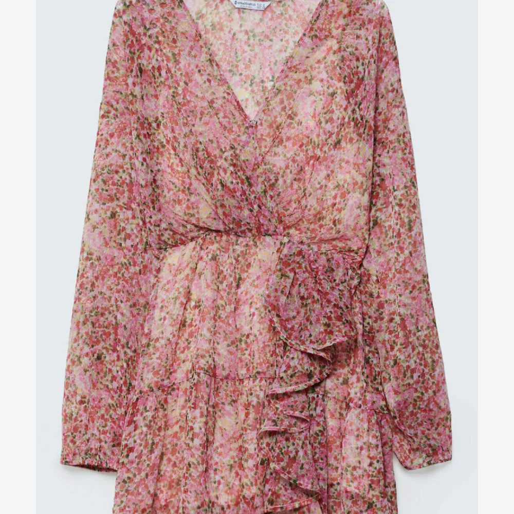 Säljer den här fina klänningen som är från Zalando märke Starndivarius. Säljer pågrund av att den inte kommer till användning, den har använts endast en gång💕. Klänningar.
