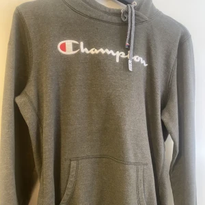 Champion hoodie  - Grön hoodie från champion, har en luva som ej syns på bilden. Strl XL men är liten i storleken så passar nog en L ☀️ 