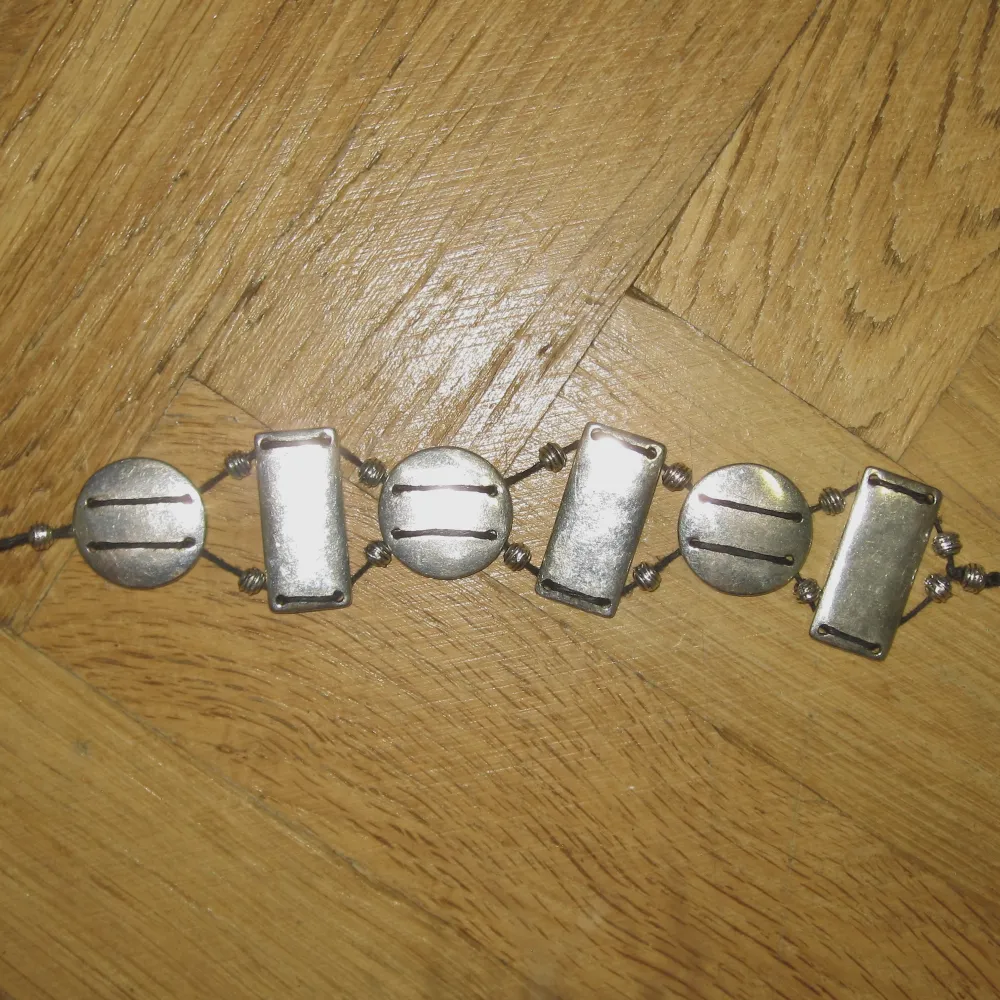 Vintage Braclet   In good condition   DM me if you have questions   Vintage armband silver . Accessoarer.