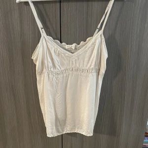 Odd molly linne - Beiget Odd Molly linne i storlek 2. Använd ett fåtal gånger. 