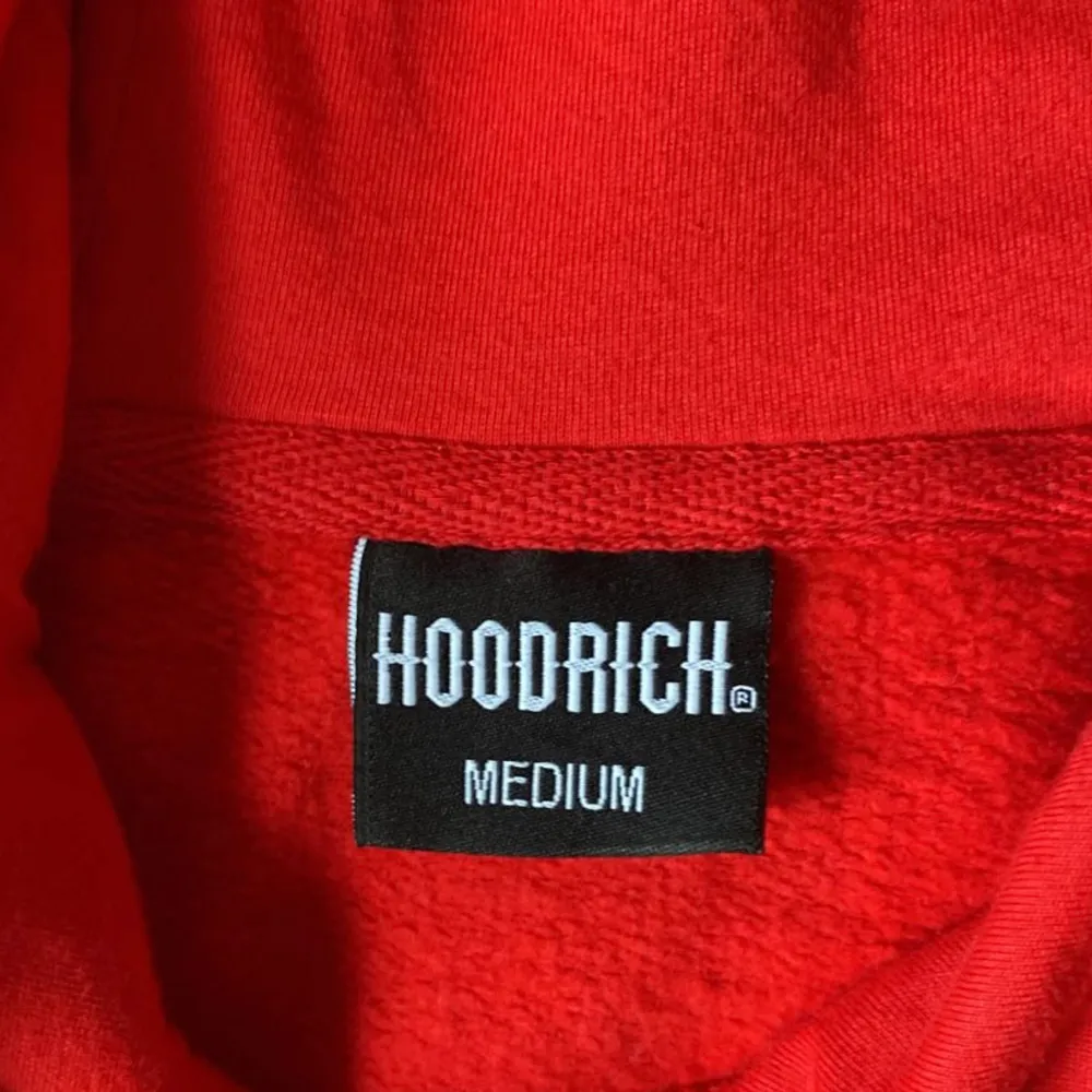 Säljer denna Hoodrich hoodie är ny har använt några gånger men säljer den för att den inte passar mig. Kan sänka pris vid snabb affär . Tröjor & Koftor.