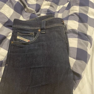 Jeans - Säljer att par Diesel jeans som är i bra skick. Köpta för 900kr säljer för 250kr. Storlek 31-32