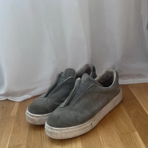 Eytys grå storlek 42 - Ett par eytys i använt skick men funkar utmärkt. Skorna är i storlek 42. Pris kan diskuteras och skriv vid frågor, bilder eller intresse!☺️
