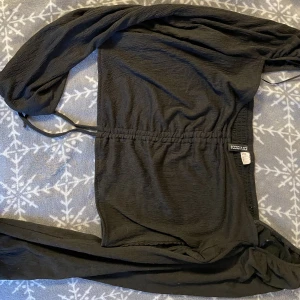 Svart Topp i L - Svart topp i L från hm med dragsko