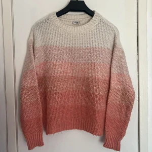 Stickad tröja - Säljer denna stickade rosa nyanserade tröja från pimkie i storlek S. Jätte skönt material, sticks inte alls! Inga andra defekter Hör av dig vid intresse. Köpt för 500kr förra sommaren❣️