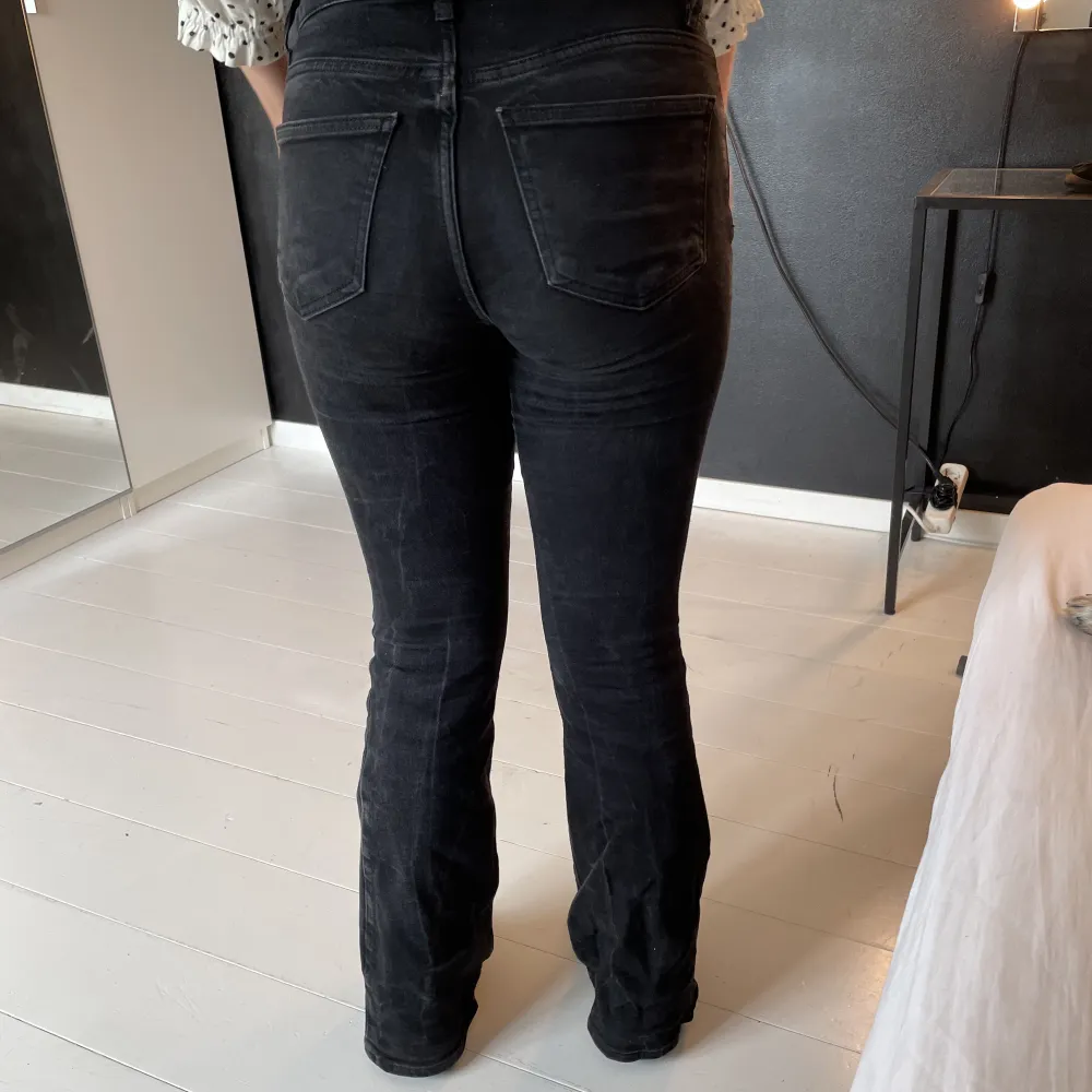 Svarta lågmidjade bootcut jeans från Gina tricot . Jeans & Byxor.