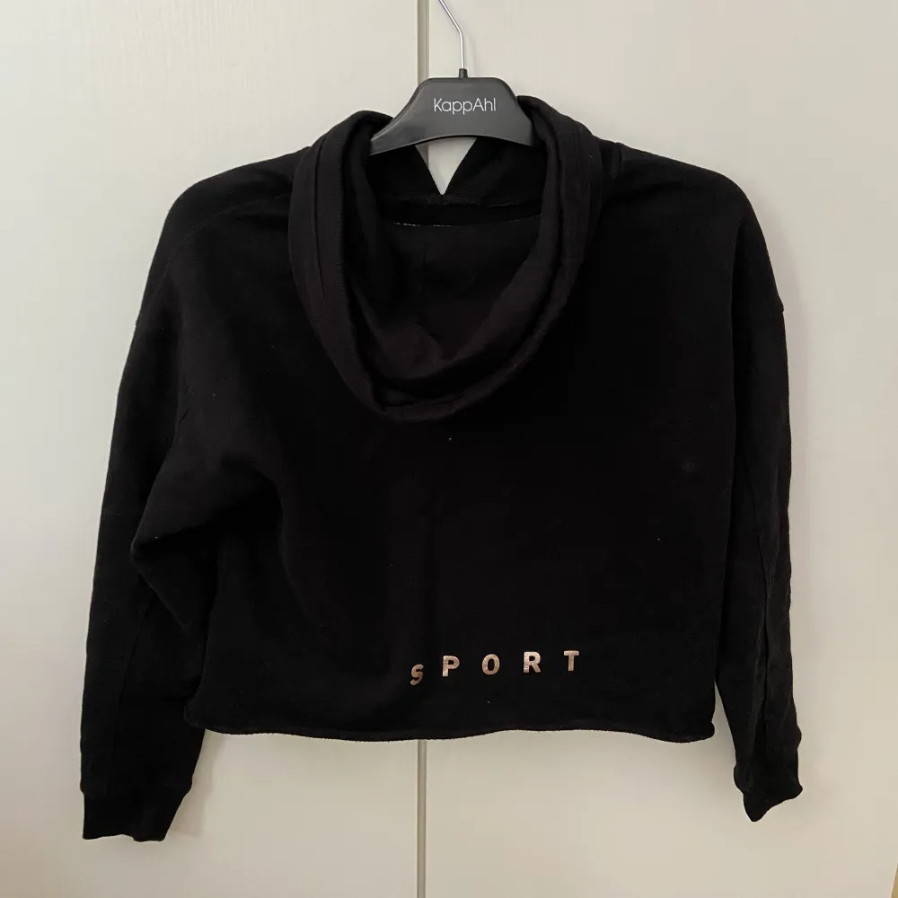 Cropped sport hoodie från DKNY. Tröjor & Koftor.