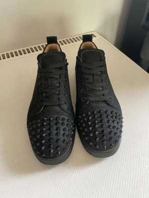 Louboutin skor  - Äkta Louboutin skor, använda fåtal gånger men är i fint skick. 3000kr i stl 43 