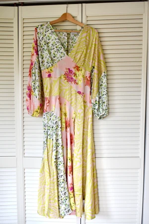 Midiklänning i mixade mönster - Nypris: 689kr Aldrig använd, tiden för returnering gick ut. Normal i storleken, går till strax över ankeln. Hög slits som når upp på låret.